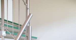 Escalier métallique avec marche en verre