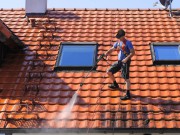 Nettoyage d'une toiture en tuile