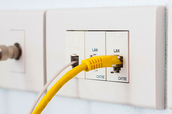 Rénovation : les prises RJ45 sont-elles obligatoires ? - IZI by EDF