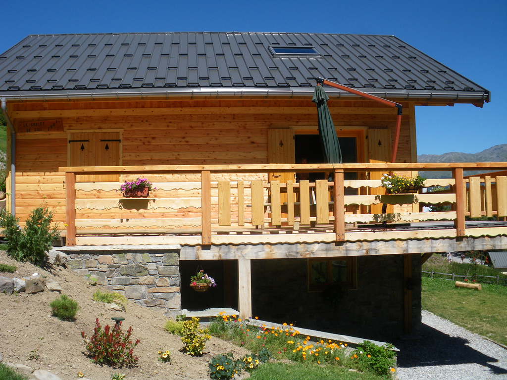 Balcon en bois : quel type de bois choisir et quel budget prévoir